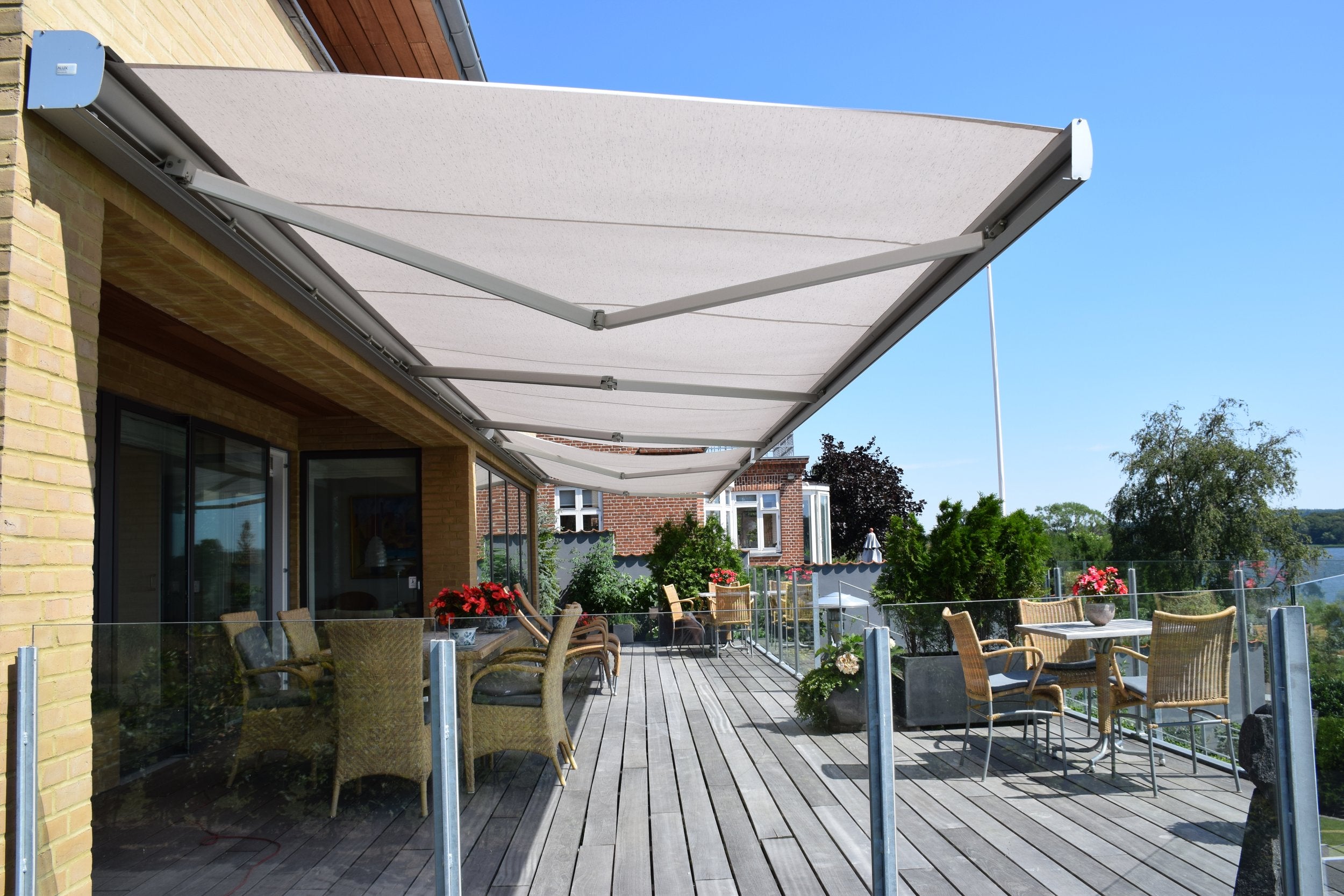 OUTLET TILBUD / AluxMarkise 293x250 cm - Natureloxeret markise med råhvid nist dug(7972)