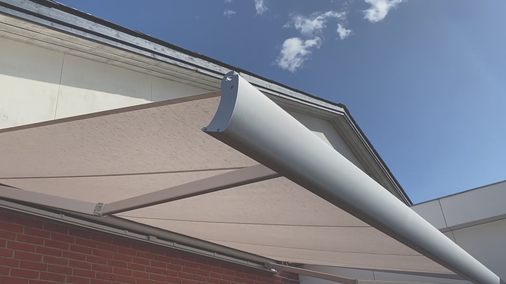 Indlæs video: OUTLET TILBUD / AluxMarkise 393x300 cm - Natureloxeret med Råhvid rips dug (7972)